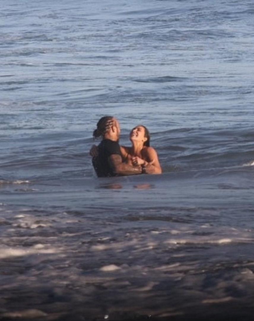 八卦杂志拍到了汉密尔顿和金卡戴珊在洛杉矶Malibu海滩卿卿我我的照片，两人近期