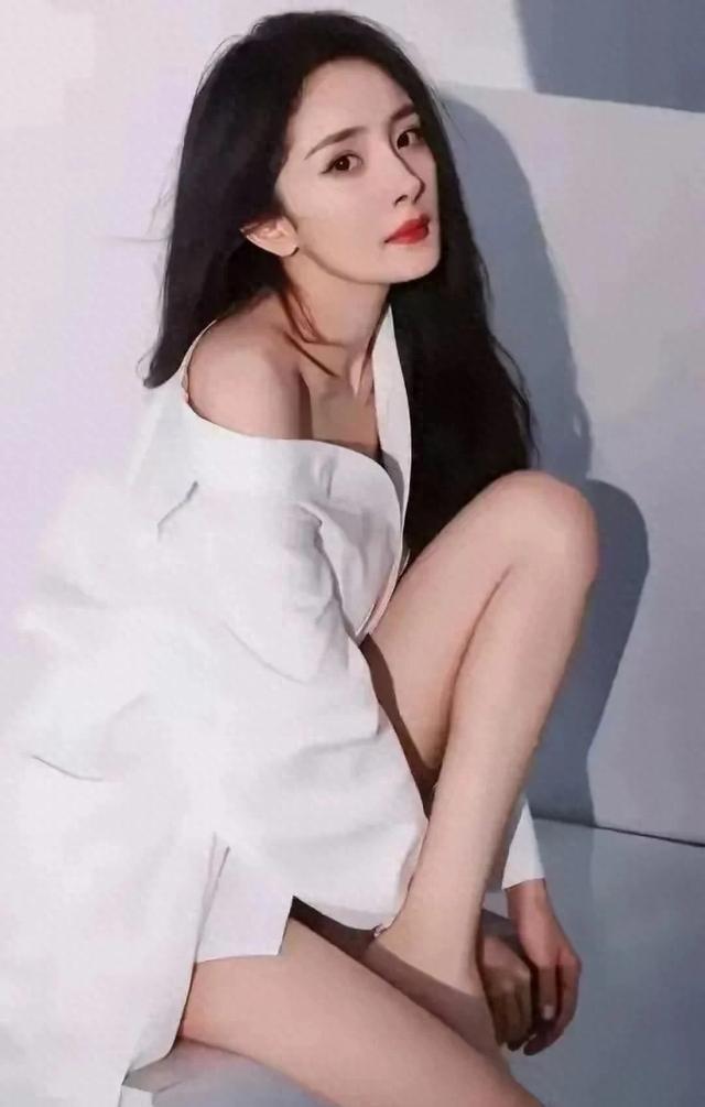 杨幂这美腿与足弓，不愧是腿精天花板，美到心颤！

杨幂这双腿简直是尺规画出来的。