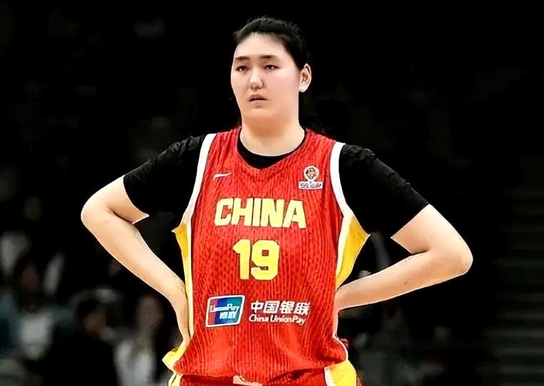 韩旭直言不讳！中国女篮不敌法国女篮后，韩旭在接受采访时谈及张子宇时坦言：面对世界