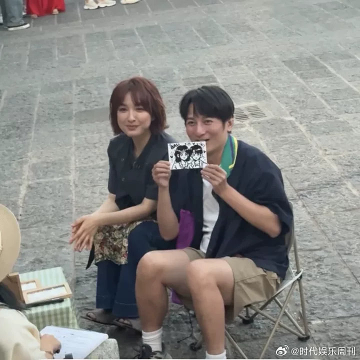 大理偶遇吴昕李维嘉吴昕李维嘉大理画自画像大理偶遇吴昕李维嘉啦！两人在画自画像哈哈