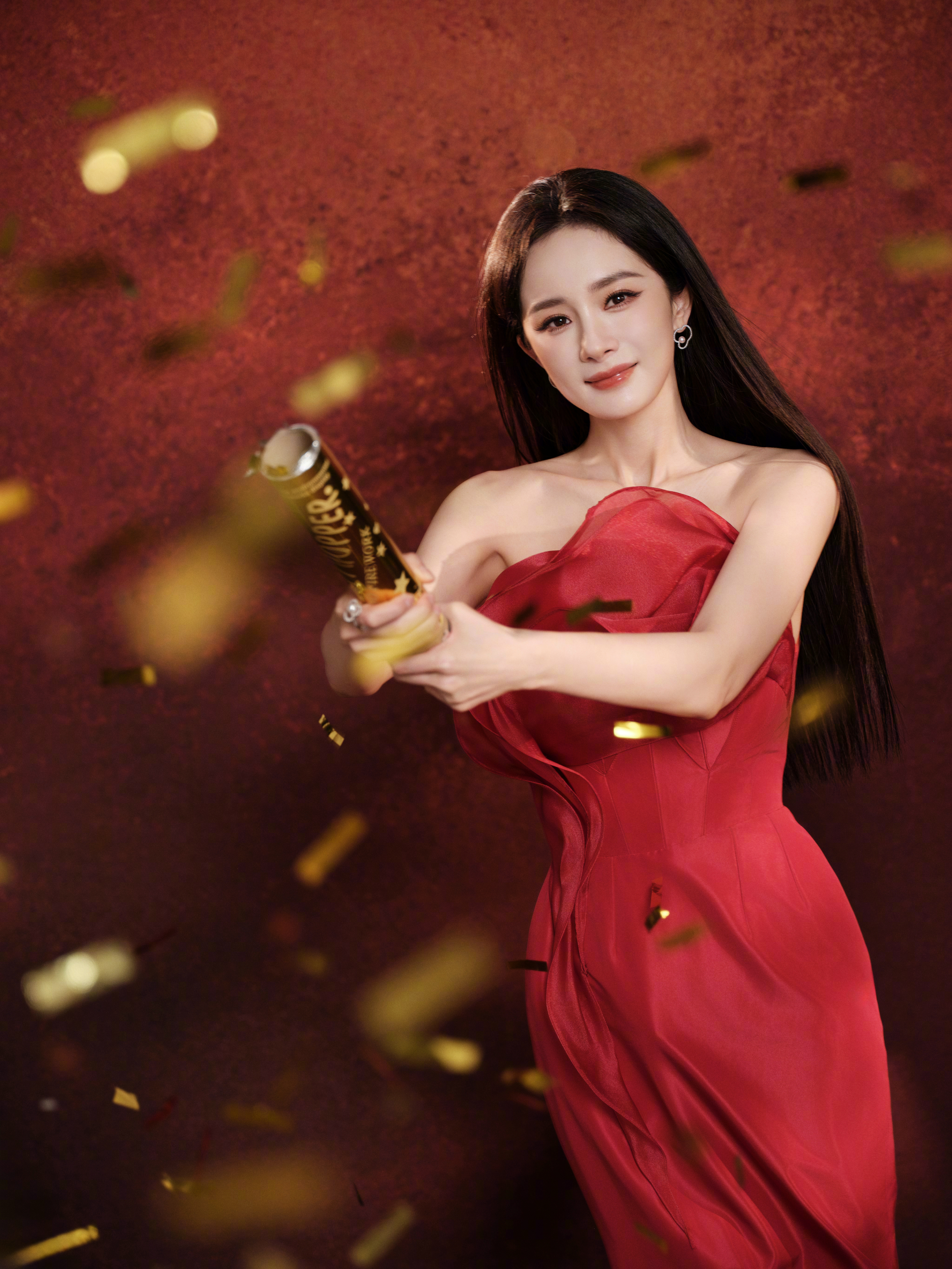 想和杨幂一起放烟花放礼炮🎉🎆祝大家除夕快乐！杨幂贺岁图