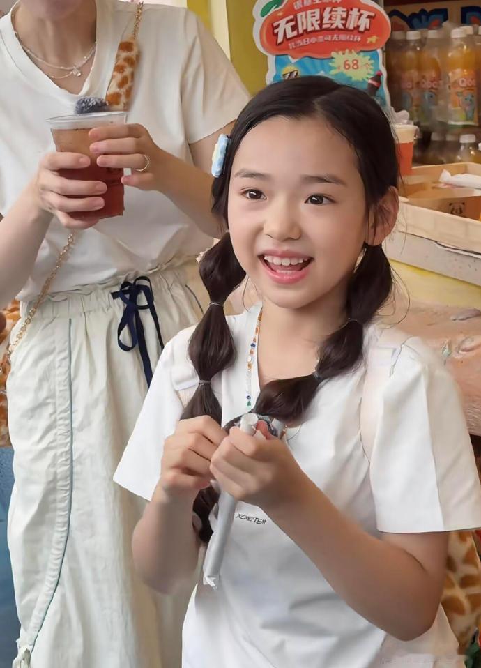 董璇小酒窝妈妈基础女儿就不基础 小酒窝好有活力，跟妈妈董璇在一块，i人妈妈和e人