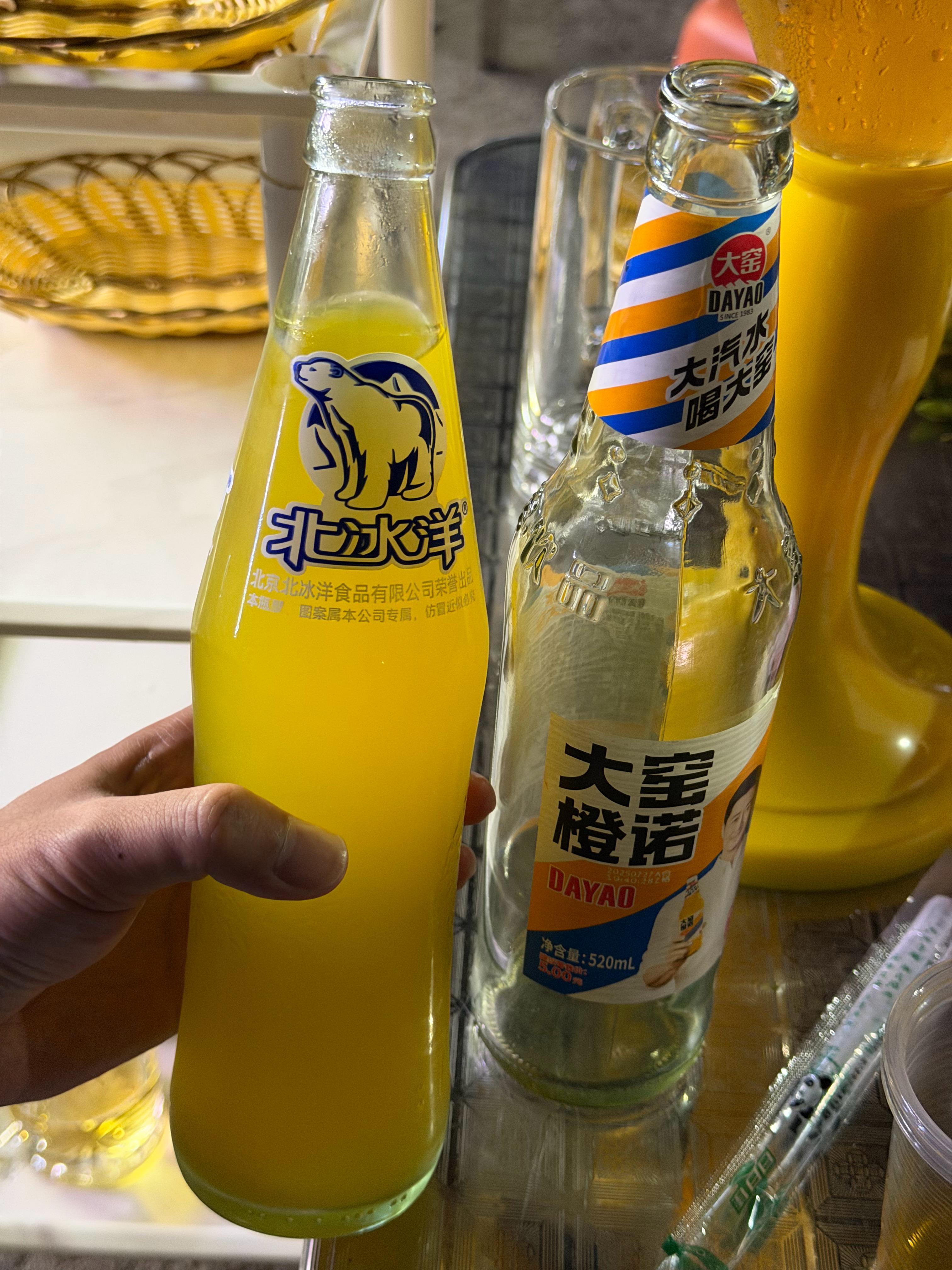 第一次喝这么大的北冰洋….都跟大窑一样大了…大窑等于瓶酒瓶大小…这个北冰洋10块