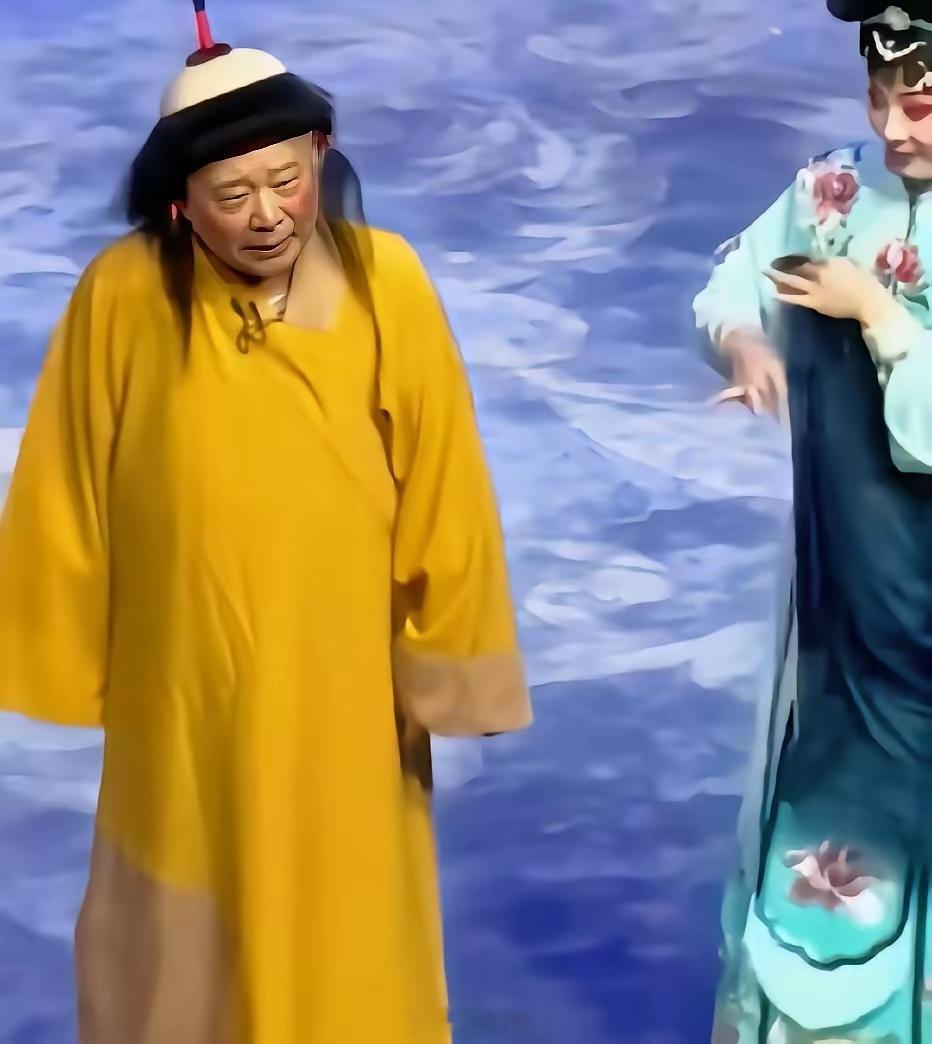 郭德纲这个扮相到底好不好，其实不需要我"辩证"。喜欢京剧传统的人觉得被他糟蹋了，