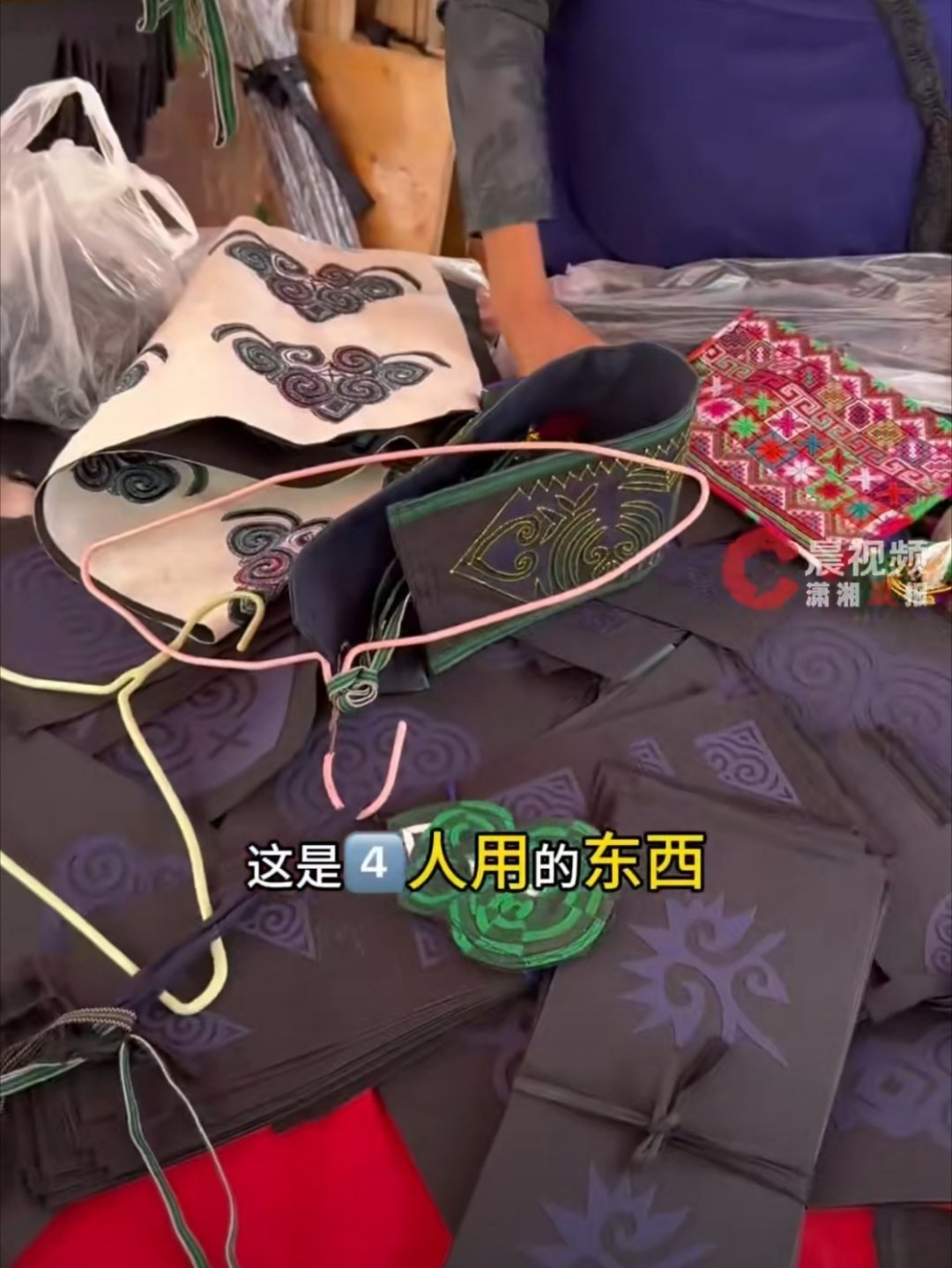 女子旅游错把丧葬品当纪念品买下一名游客在云南赶集时，将一批做工精致的当地误当作特