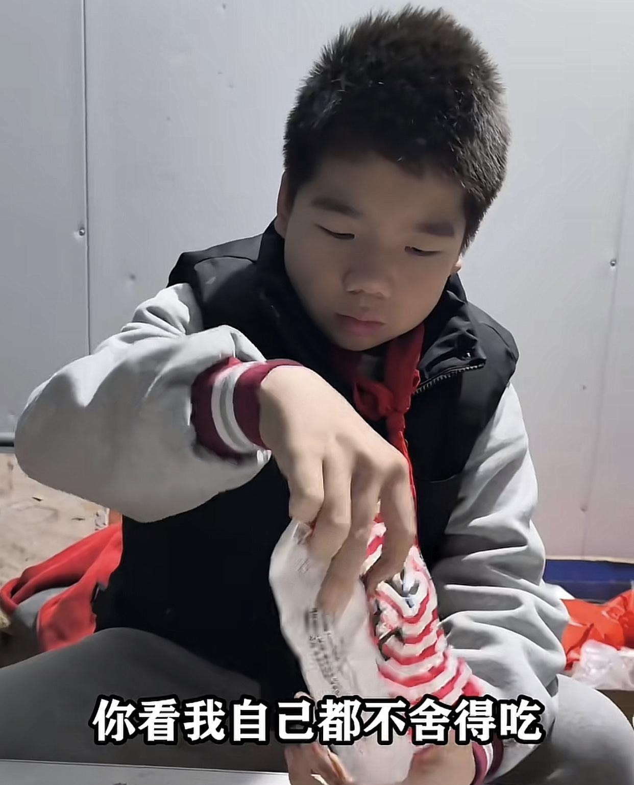 儿子长大以后谈对象，发现女友的任性在妈妈面前只是个小萝莉。
博主豆子姐姐的两个儿