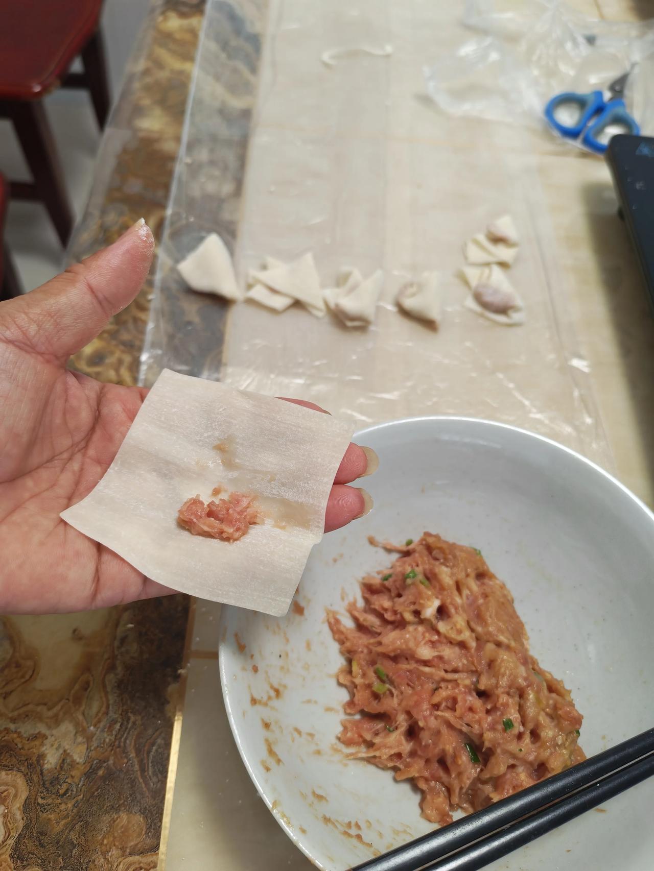 原来最治愈的不是山珍海味，而是自己动手做一碗热腾腾的馄饨。调好的肉馅带着葱姜的香
