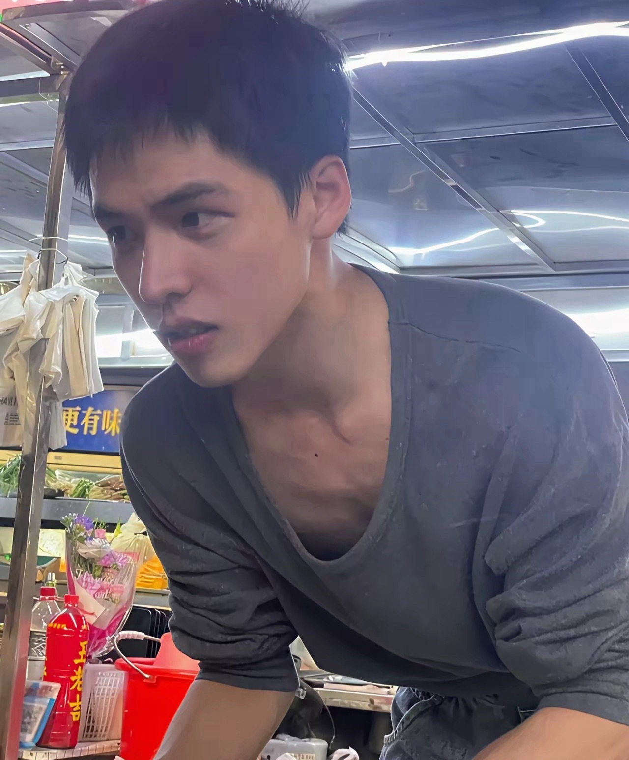 帅成这样可以进娱乐圈   为什么还要靠摆摊为生 