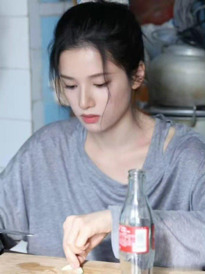 张婧仪含泪又挑衅的笑野狗骨头张婧仪自带适配现偶的破碎氛围感，哭戏不刻意，一个似笑