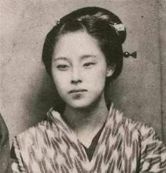 1942年，有天半夜，八路军游击队长甄凤山摸进了一个女战士的房间。他大气不敢出，