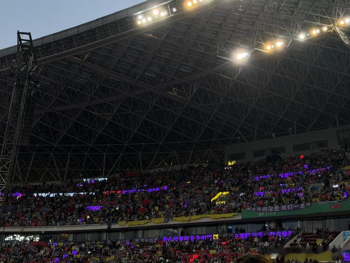 这一刻，整个贵阳都为他点亮了紫色。 