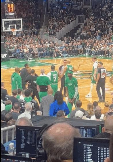 吹罚失衡，绿军主帅马祖拉罕见暴怒，连劝阻的助教“外星人”卡塞尔都被怒摔在地。
又