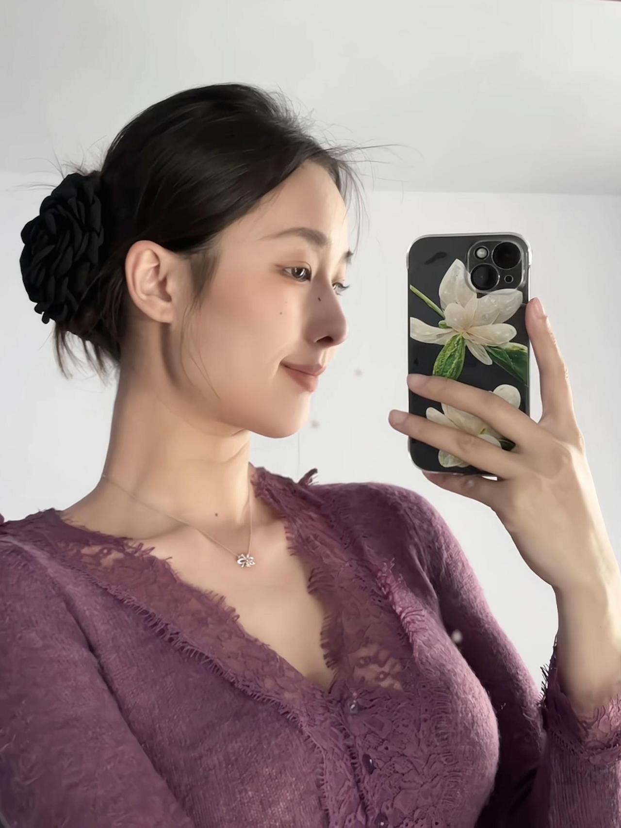 优雅发髻，精致妆容，紫色蕾丝，闪耀项链，气质满分！