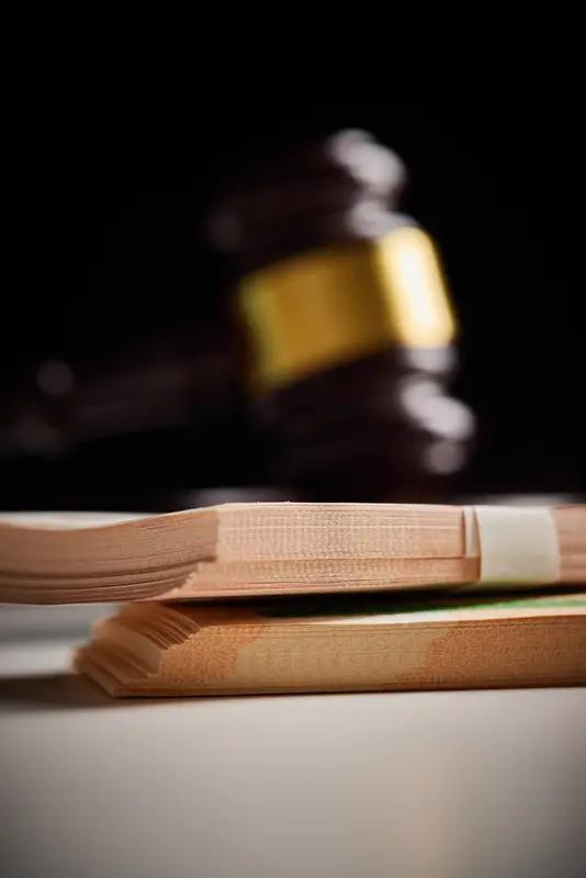 对付老赖，最有效的办法还得是法律手段。之前我有个朋友借出去 5 万块，对方到期不