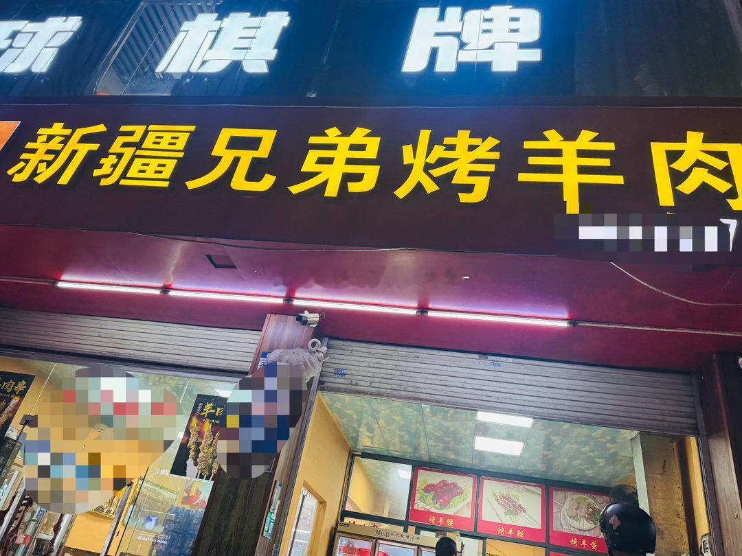 吃朋友，多吃点，来一串给你们看看广东烧烤的玉米🌽，是按粒穿的吃了能不能变新疆人