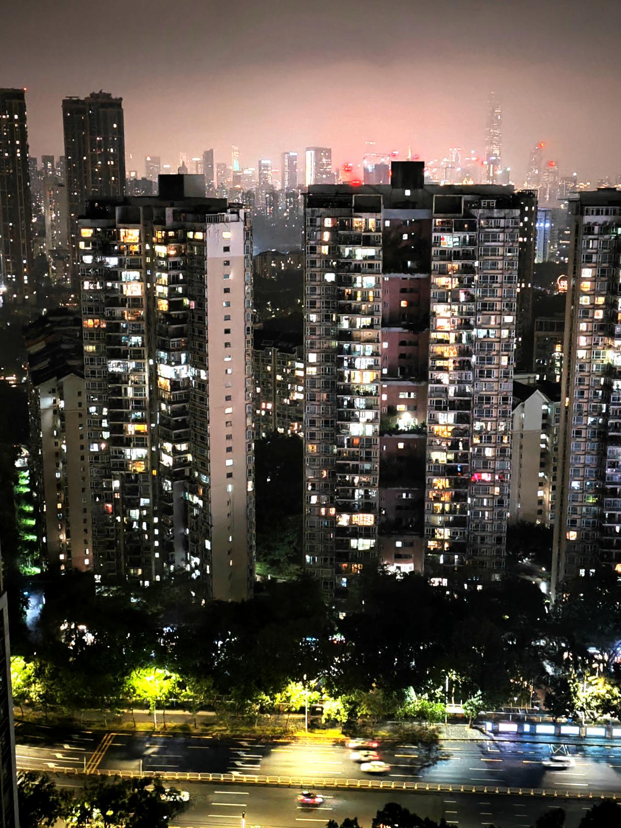 一场大雨后，城市的璀璨夜景。雨，洗去了尘埃，让万家灯火更显得通透。城市，一扇扇窗