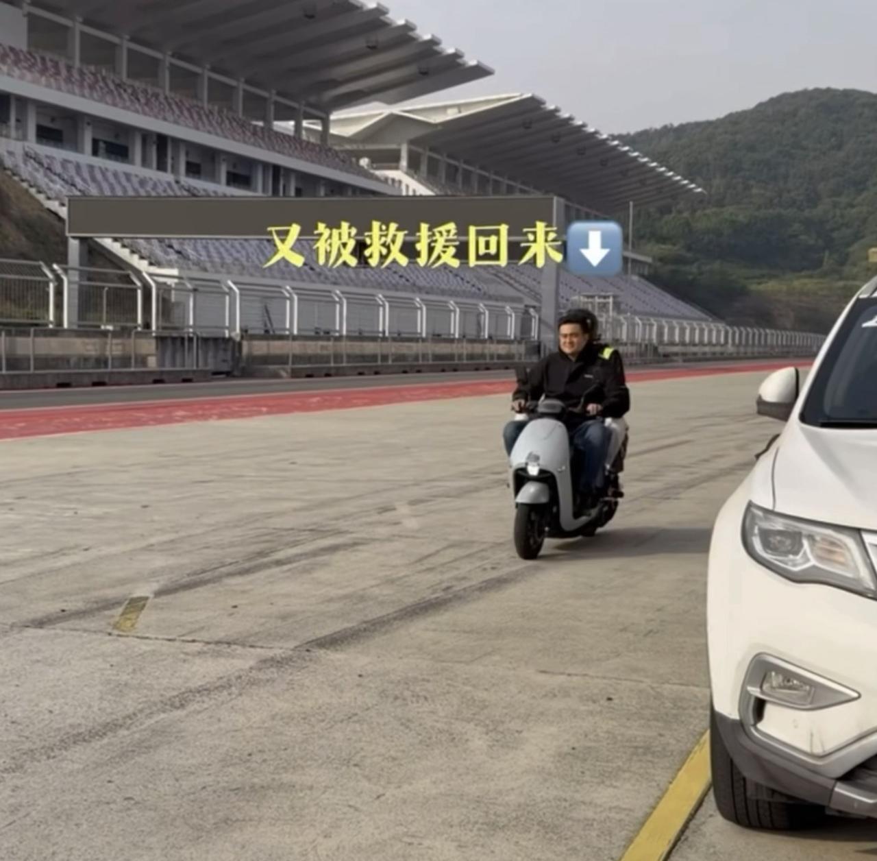 被工作人员援救回来对着镜头比耶的我宝宝😻