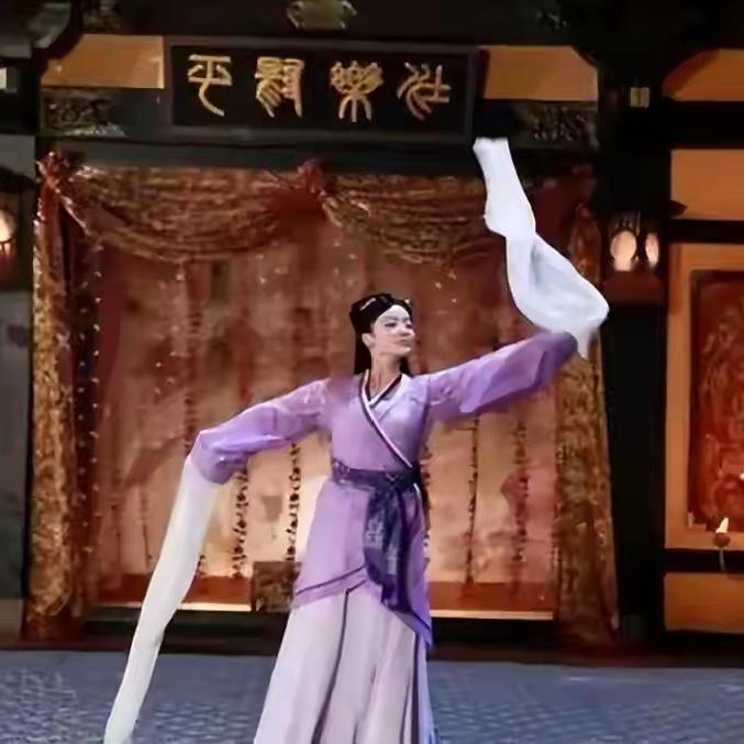 卫子夫封后当晚，刘彻屏退左右问：你比陈阿娇好在哪？

烛火摇曳映着满殿红绸，卫子