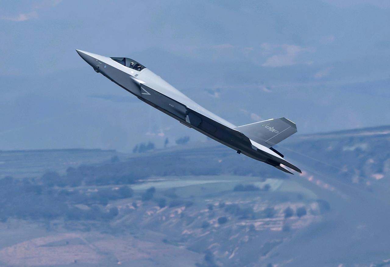 百看不厌J-35A最美的一张侧影。其线条流畅、比例协调，肌肉饱满恰到好处！