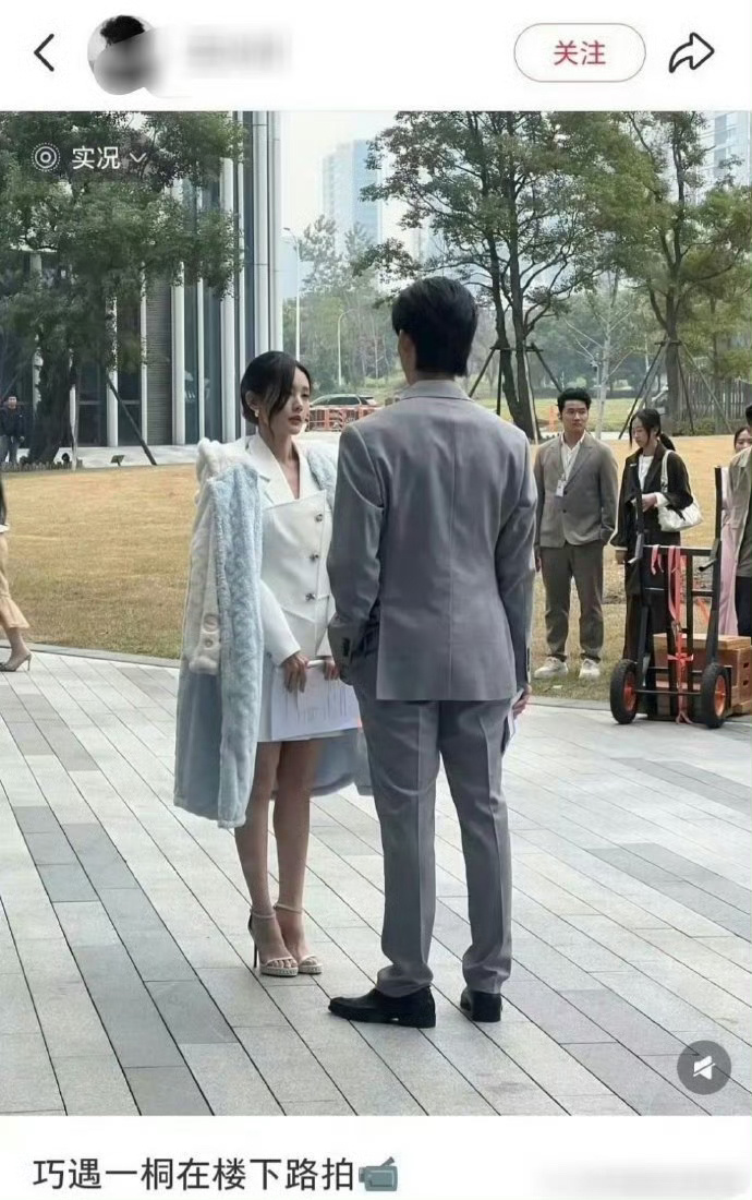 李一桐跟常华森的路人直拍图，看起来很有CP感哦！ ​​​