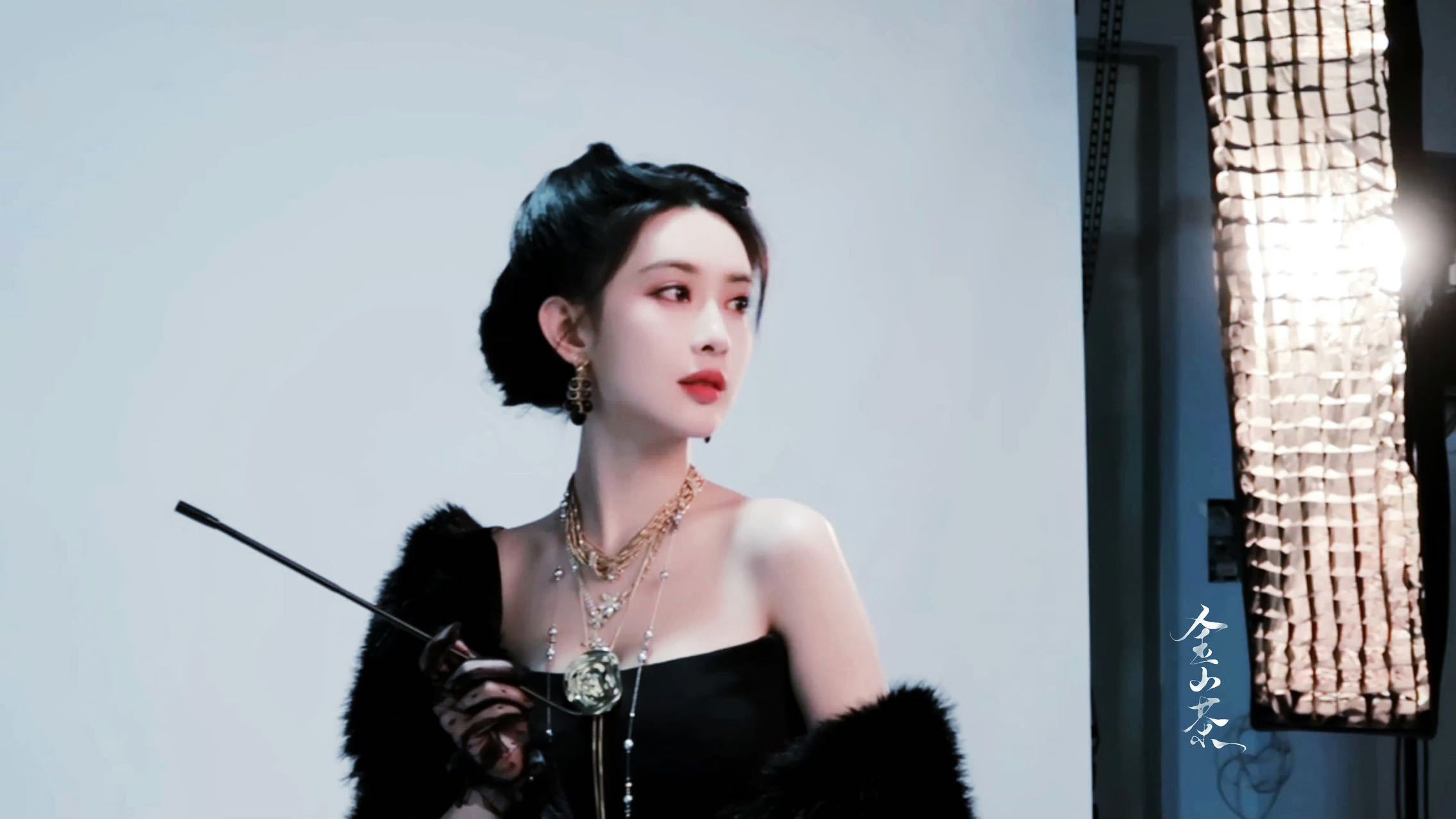 孟子义，你的美真是无法抵挡！连大葱都被你的魅力感染，变得如此迷人！
