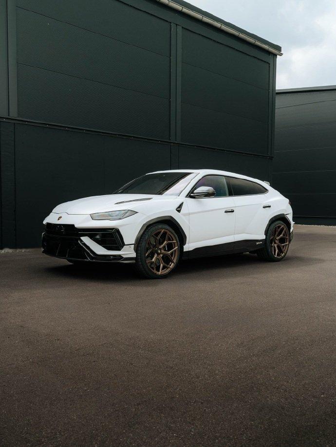 兰博基尼Urus Performance白色风暴雪原猛兽撕裂宁静4.0T V8迸