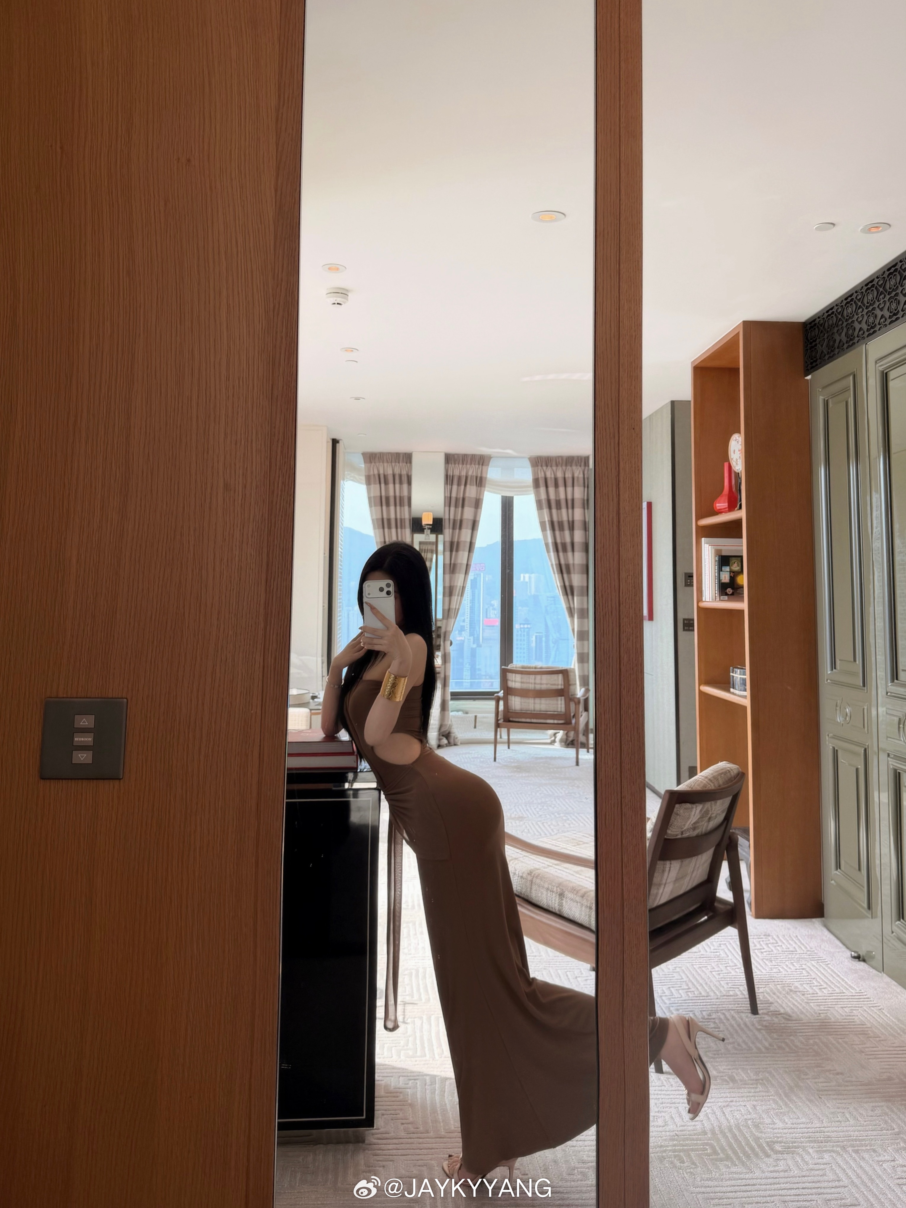 日落沙丘🏜️这条我非常推荐你们带去沙漠旅游拍搭配金色配饰+有设计感的裙子 出片