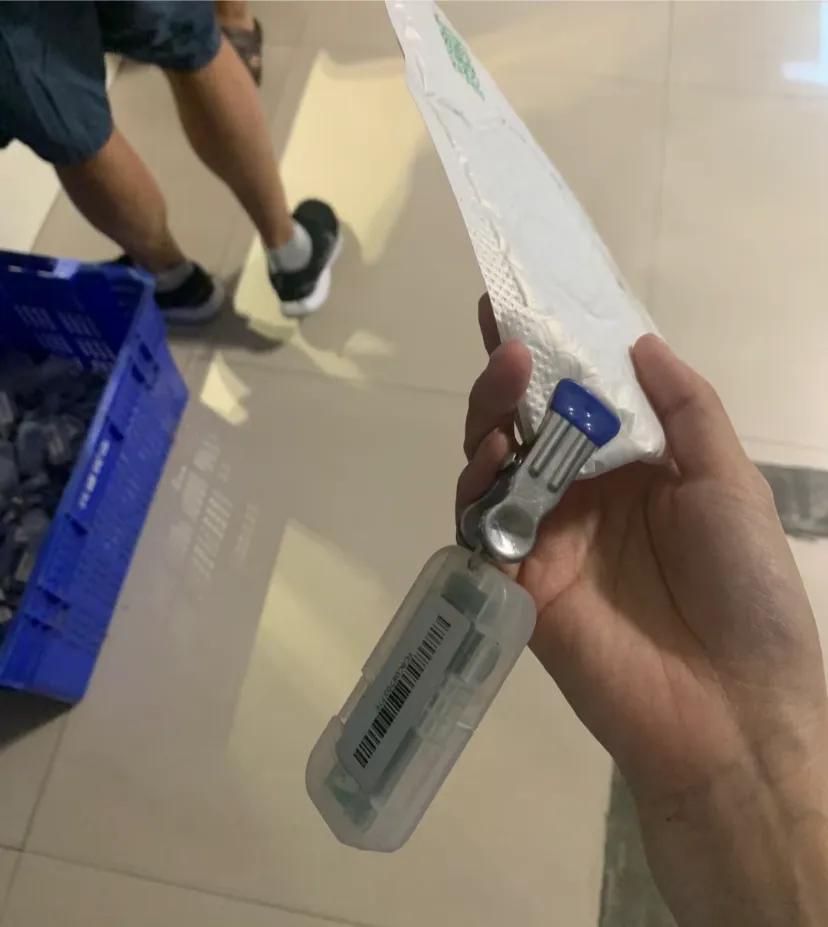 城里进化成这样了?!
一到快递站老板就让我输手机号我还想按取件码自己去找

结果