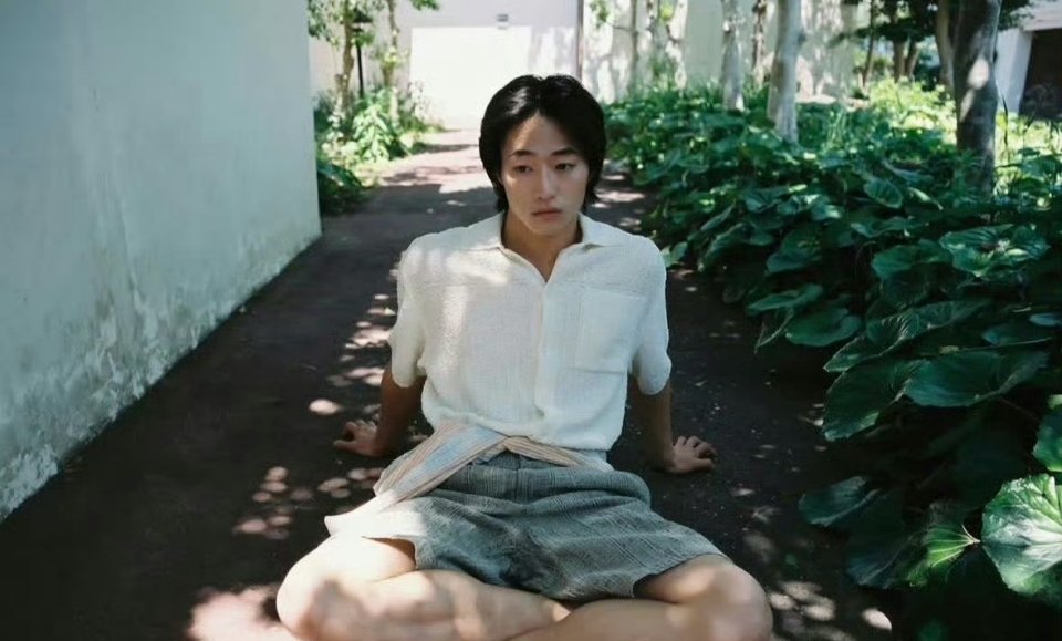 Jennie新歌MV男主 挡风玻璃框住的对视，像未完成的蒙太奇！男主日系长相和j