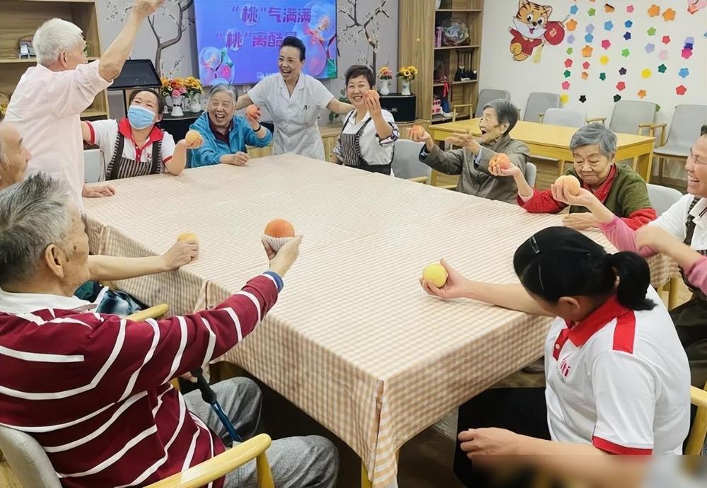 有人大胆预测：明后两年，会有越来越多家庭，主动把老人送养老院

说真的这点我太有