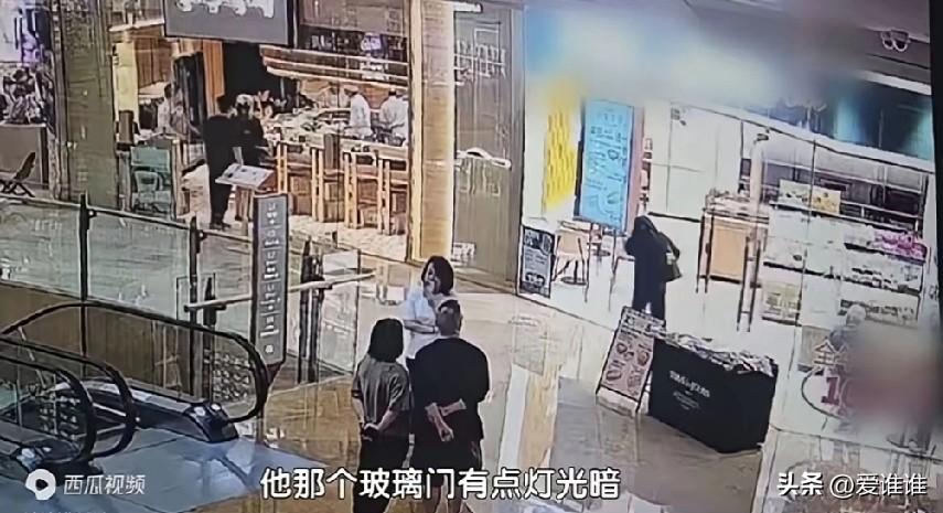 北京的李女士在商场里看到一家蛋糕店，想进去买点东西，没想到，店门一扇开着，中间那