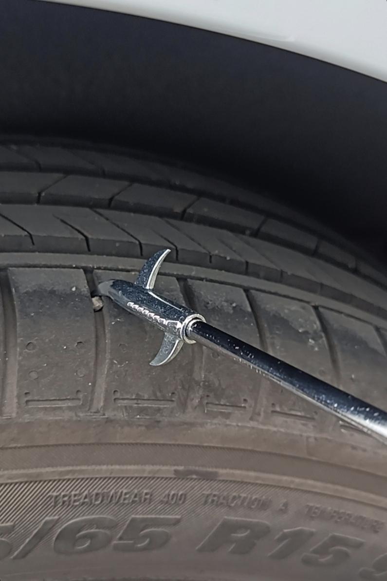 如果经常在郊区行驶，难免轮胎的纹理中有小石子或其他异物。一个两个问题不大，如果多