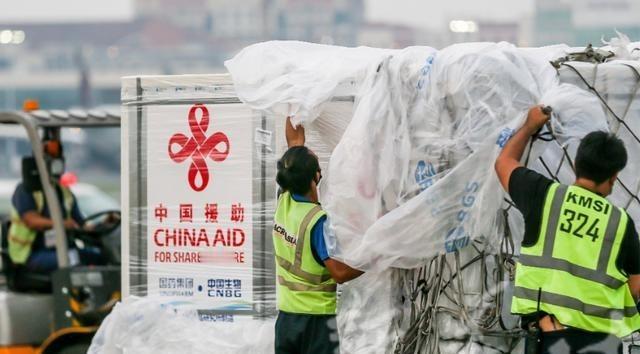 中国刚刚宣布援助菲律宾地震灾难，菲律宾转眼就宣布将与美国等几个国家将在黄岩岛以东