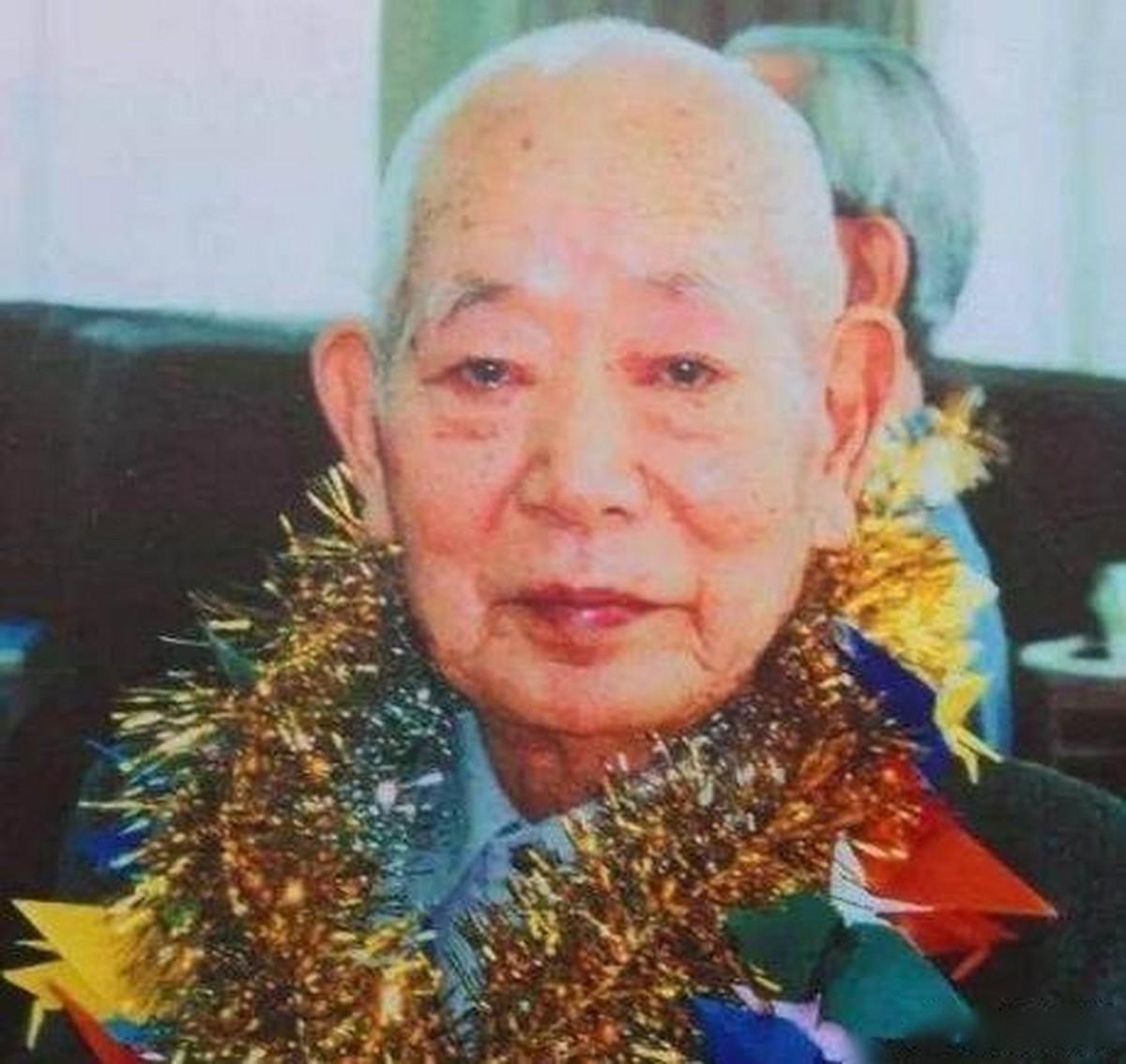 1945年，沈阳，一个刚缴械的日本少佐，当着300多个日本战俘的面，指着我军将领