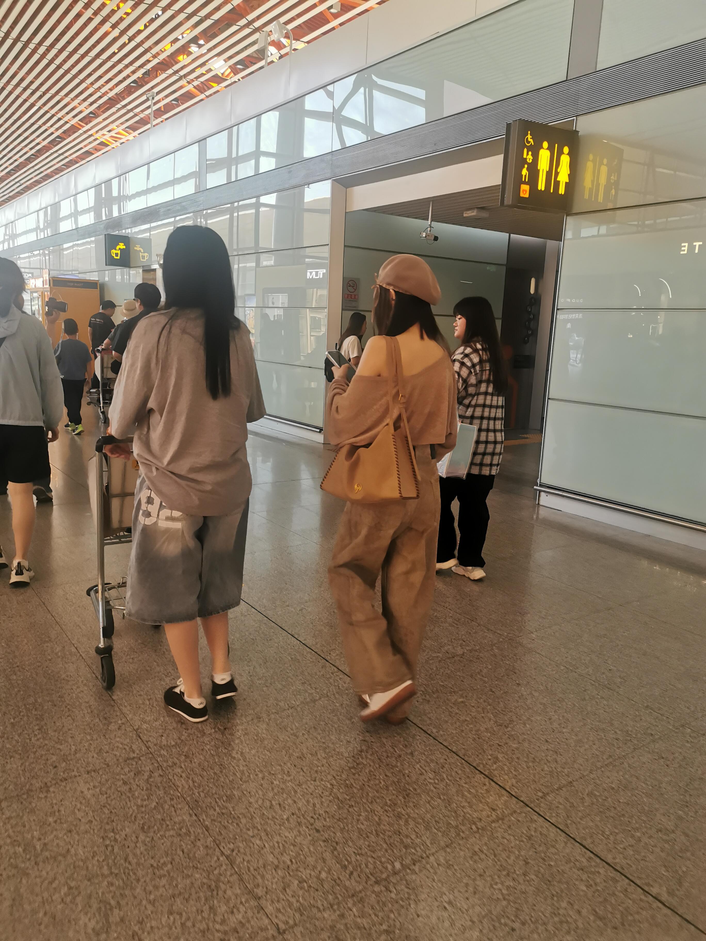 吴宣仪辛凌.吴宣仪 今天路人偶遇拍的吴选也好看“哎呦在候机楼，迎面经过一瞟发现是