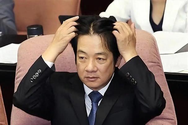 “台独”的天塌了，特朗普为了顺利访华，给赖清德下了一道死命令。赖清德不惜重金访美