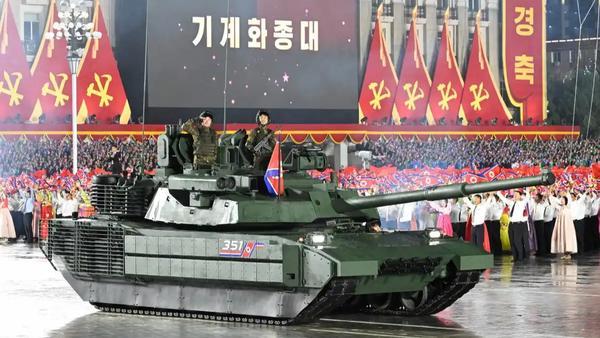 平壤今夜燃爆！劳动党80周年阅兵开秀，硬核装备扎堆亮相
 
10日晚的平壤金日成