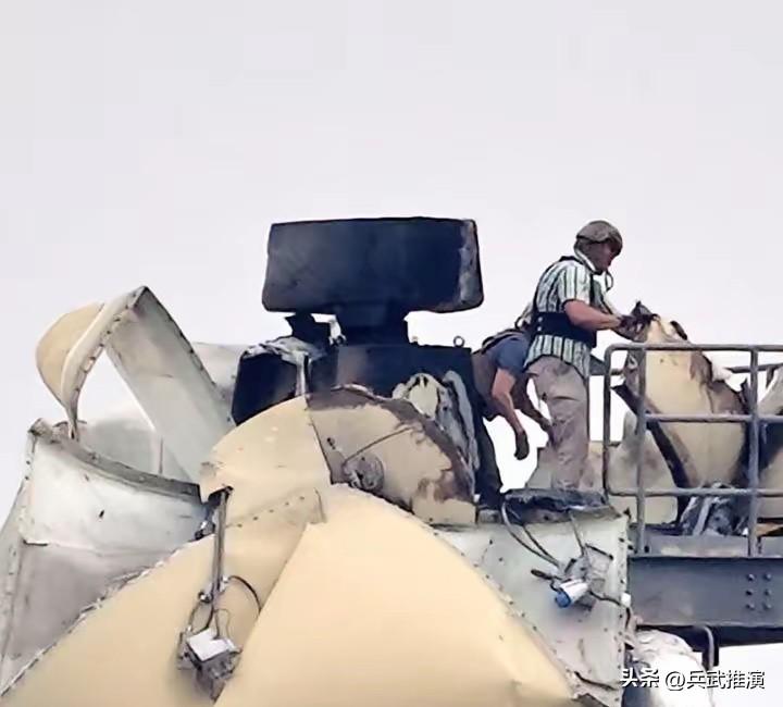 3月14日，美国驻巴格达大使馆建筑遭袭。

美国大使馆的防空装备，直接被打废了，