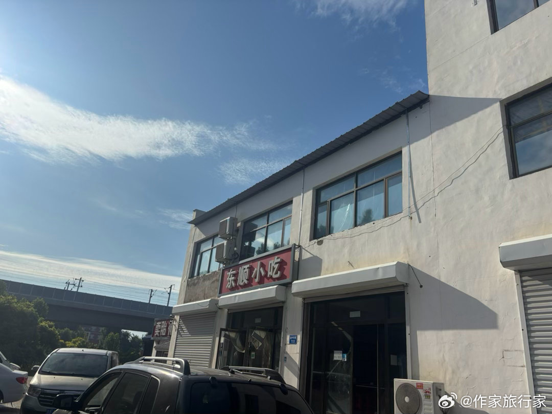 人有时候一定要万分小心，早上开车去市里，本来要吃个早餐，结果一下，从一个半米高的