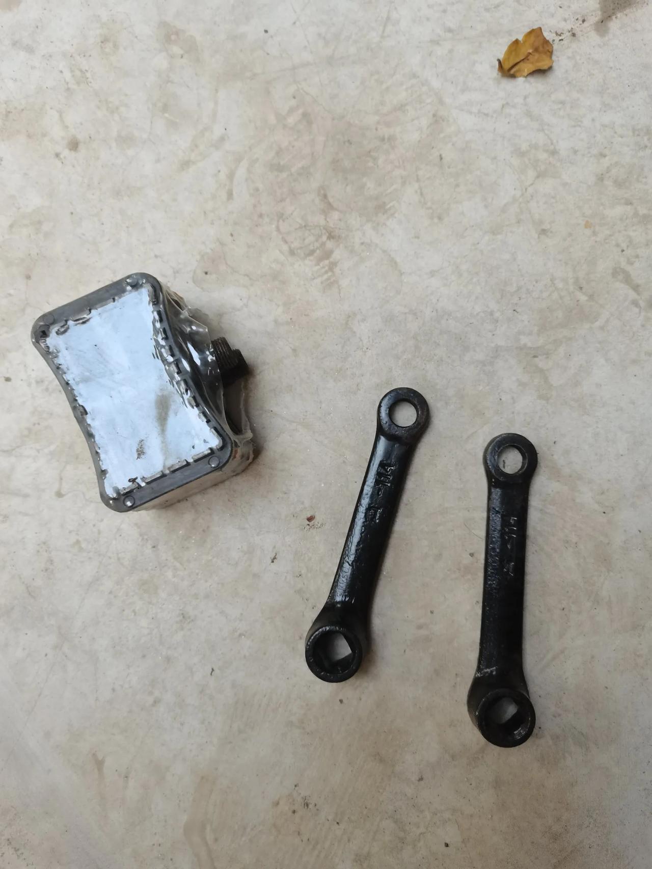 这对电动车的脚蹬子必将载入历史！
买来的时候脚蹬子就没有装上去，电动车专卖店的老