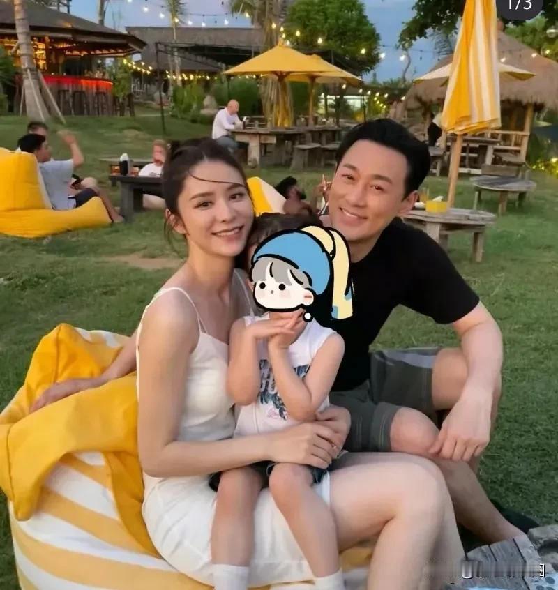 近日，林峰一家三口出现在海滩度假，妻子张馨月抱着3岁的女儿，画面十分温馨美满。林