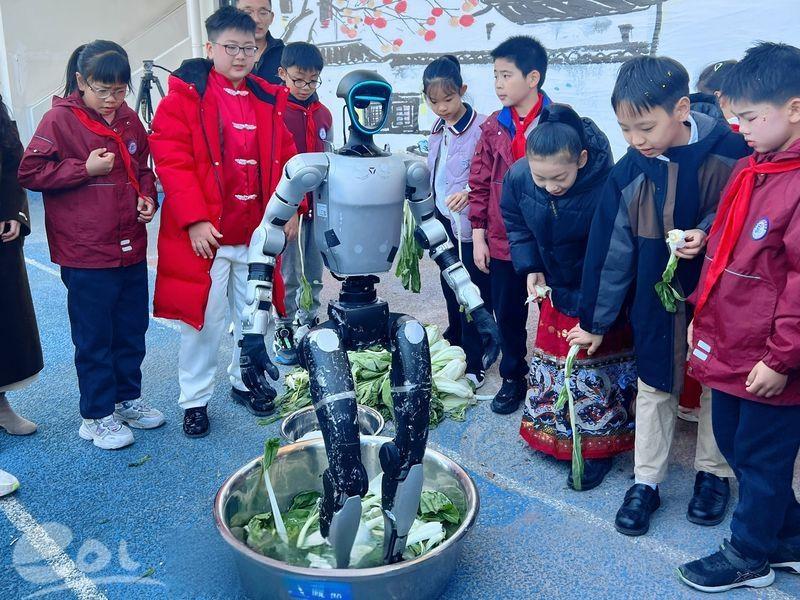 杭州一小学机器人学会腌白菜

2025年11月20日，杭州市拱宸桥小学教育集团永