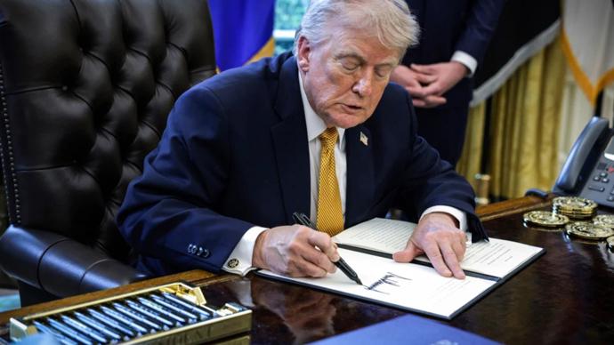 美国财政部2026年3月宣布，为纪念建国250周年，将用特朗普签名替换财政部司库