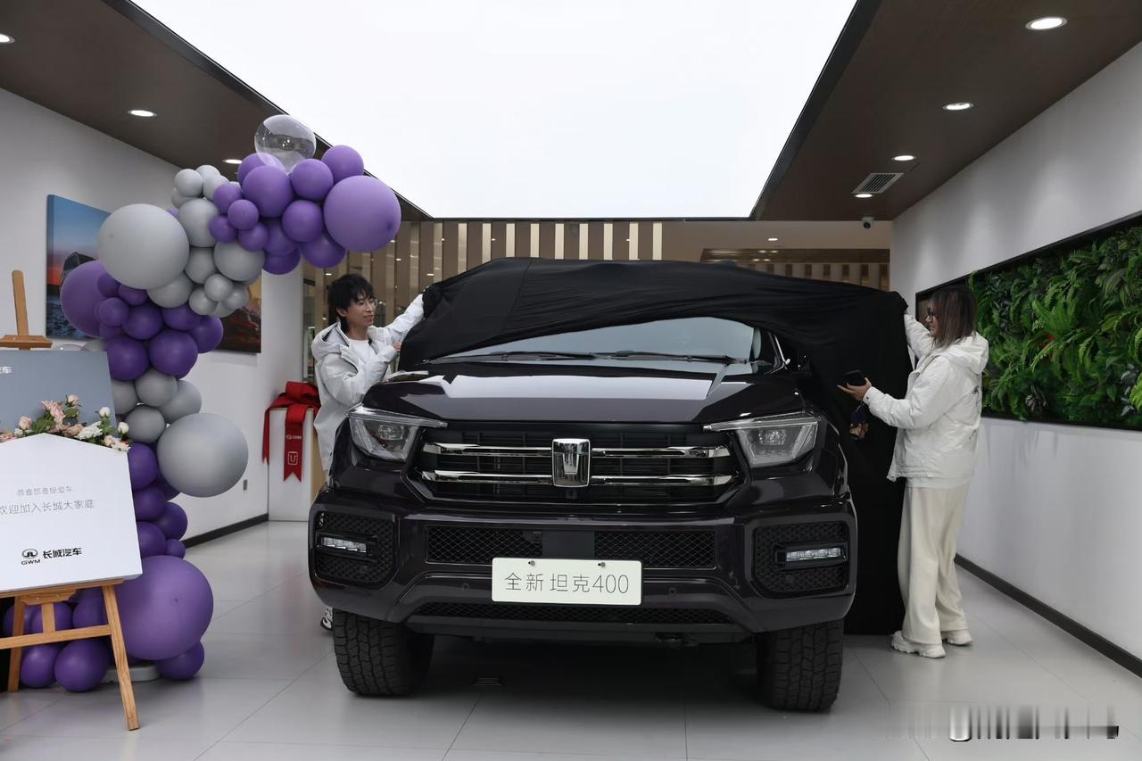 建军用敦煌紫坦克400写下的新年祝福，藏着硬核企业家少有人见的细腻。别人眼中的务