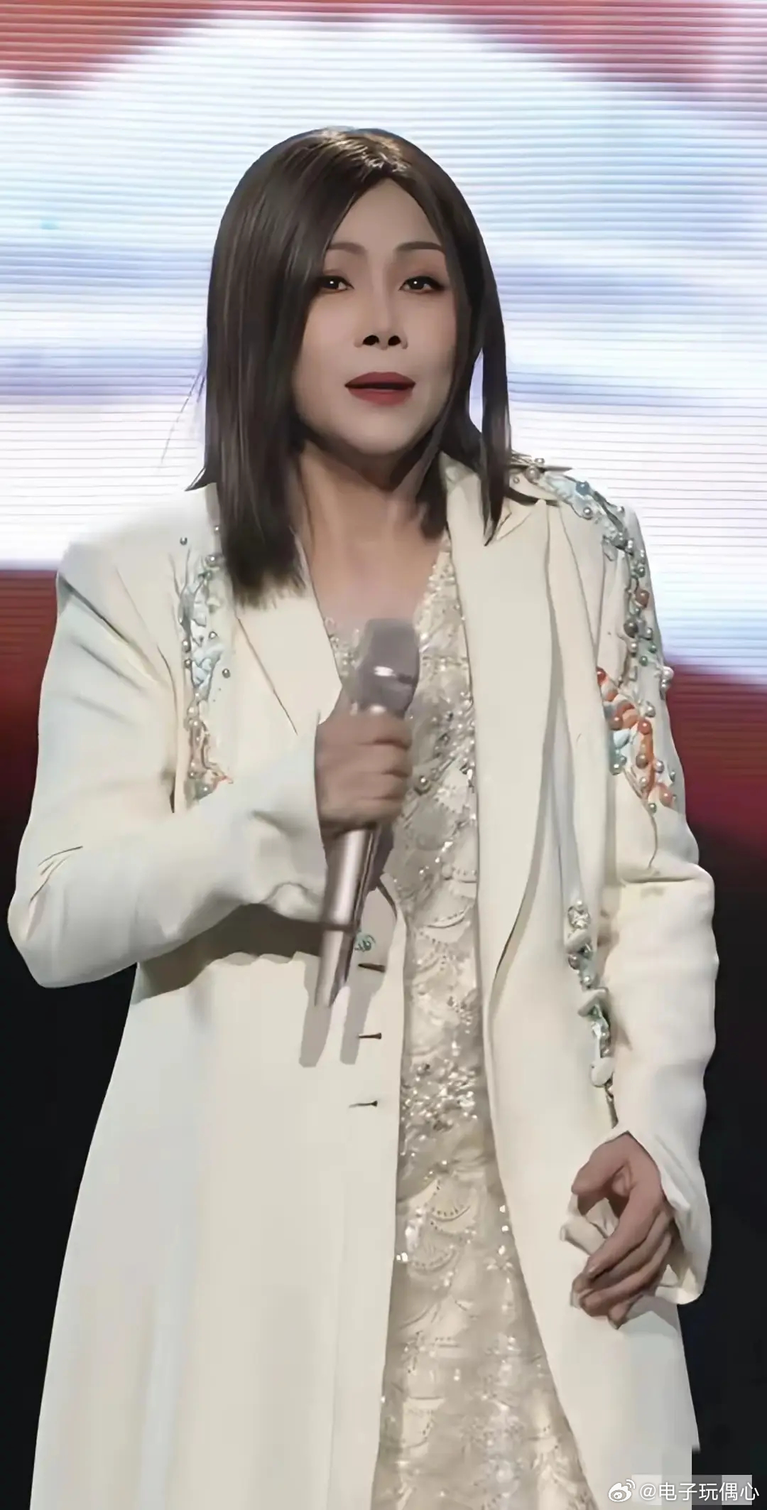 这竟然是田震，怎么突然变这美了，不瞒您说，我是靠鼻孔认出她的 