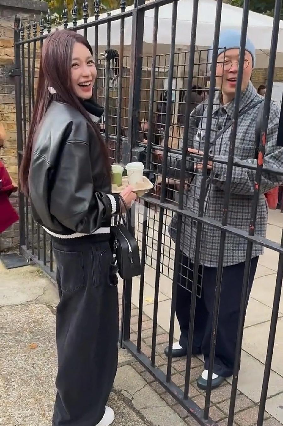 沈梦辰在英国，接留学的杜海涛放学，杜海涛这一身小老头打扮，衣品太差了，还显老，本