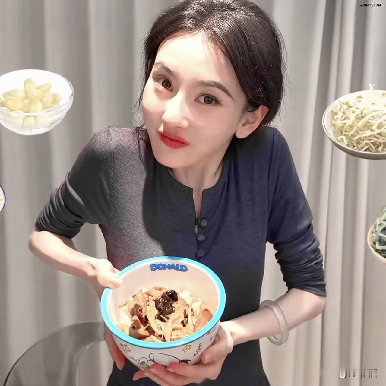 不知道的还以为是搞了大头特效，宋祖儿瘦成现在这样多少有点离谱了——本来头不算大，