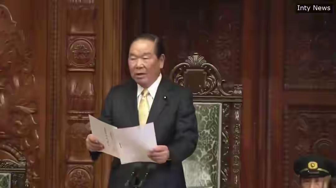 ​在三句洪亮的“万岁”之声中，日本众议院被大声哄喊彻底地解散了，这也许是日本众议