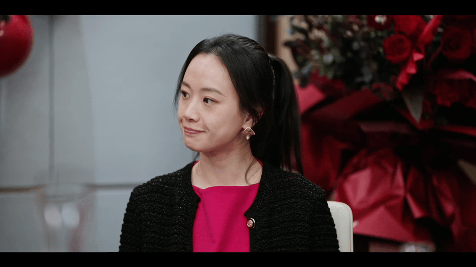 朱珠新剧把小三钉椅子上 许蜜语这一手真的太漂亮了，蹲下去倒骨碟的时候小三还在得意