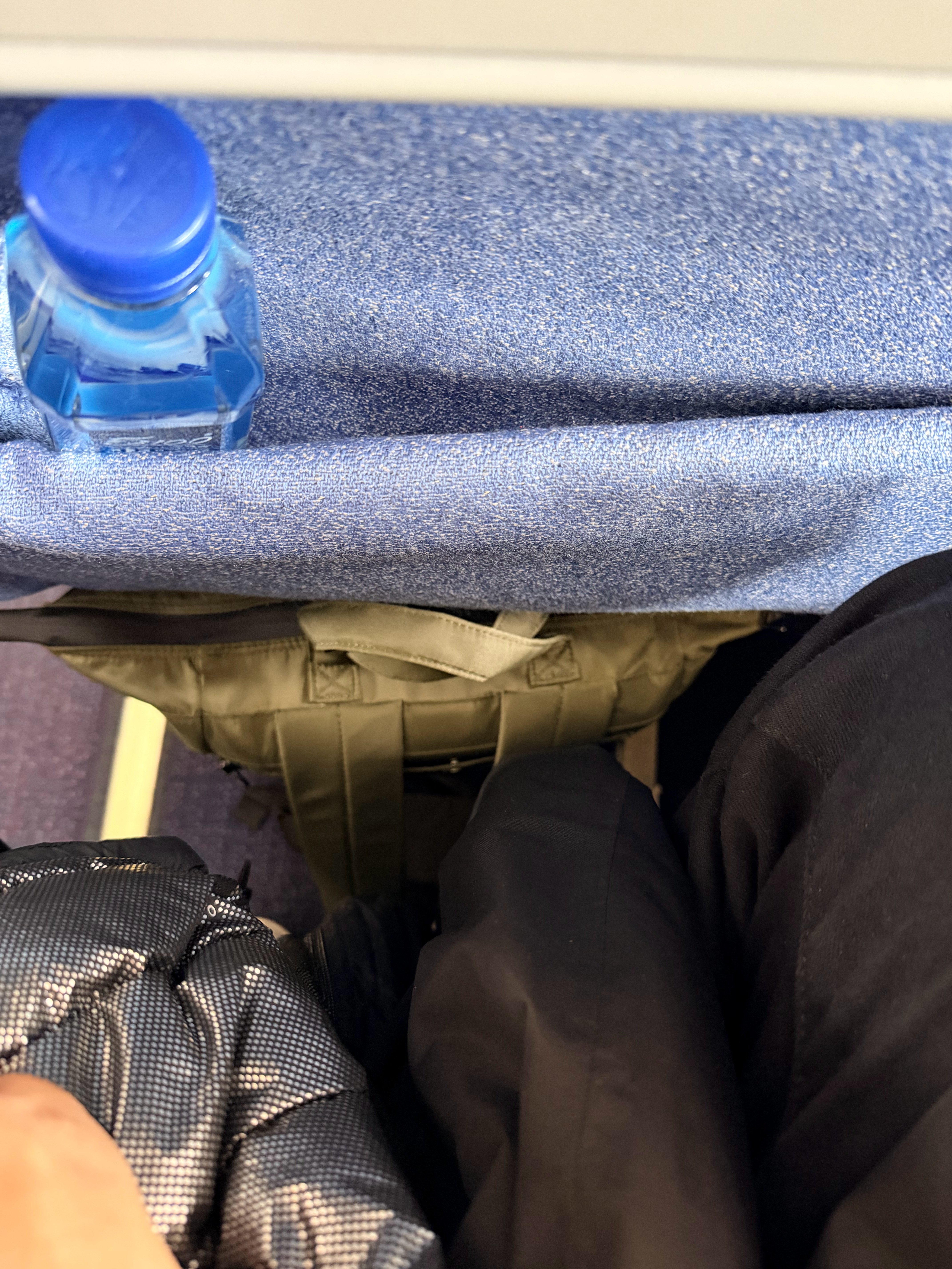 国航737的空间体验确实不太行了，行李架箱子塞的满满当当，我就一个书包，也只能放